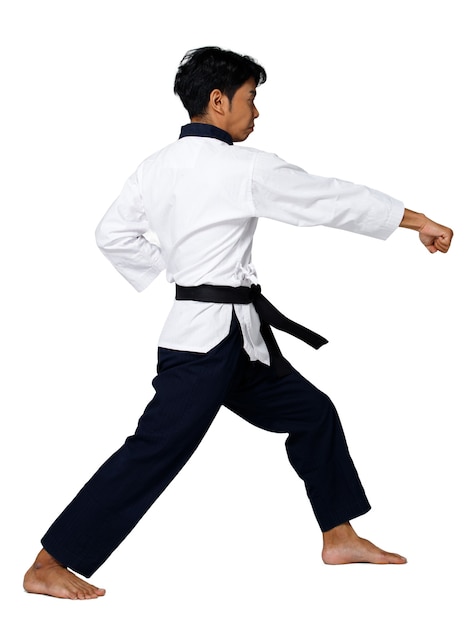Mistrz Sportu TaekwonDo ćwiczy Pozycje Karate. Instruktor nosi tradycyjny mundur i pokazuje akt Poomsae Punch na białym tle na białym tle na całej długości