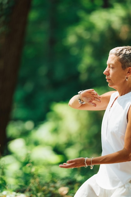 Zdjęcie mistrzyni qigong praktykująca chińskie sztuki walki w naturze