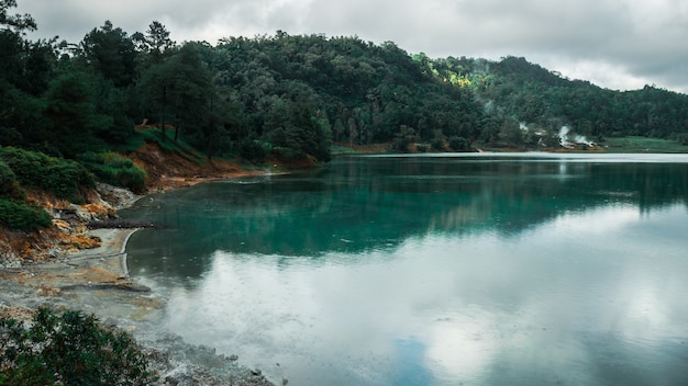 Zdjęcie misty lake manado