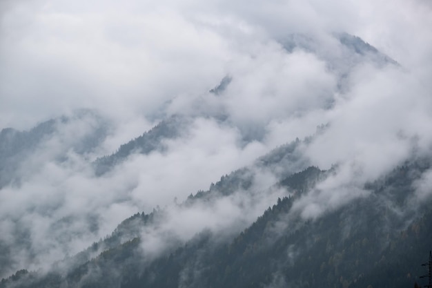 Mistyczne pochmurno i mglisto jesienne alpejskie stoki górskie scena Austriackie Dolomiten Lienzer Alpy