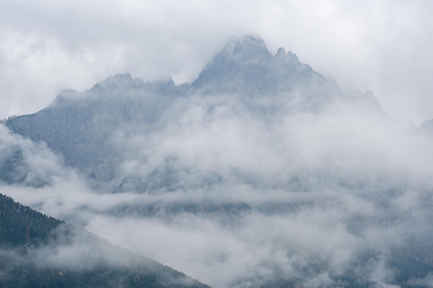 Mistyczne pochmurno i mglisto jesienne alpejskie stoki górskie scena Austriackie Dolomiten Lienzer Alpy