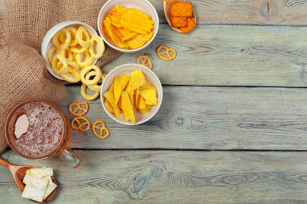 Mix przekąsek: precle, krakersy, frytki i nachos na stole