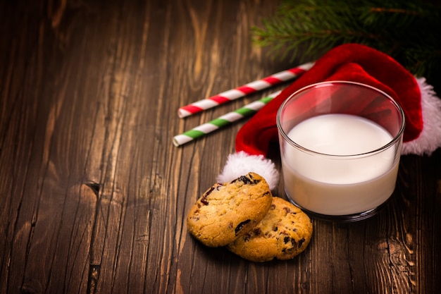 Mleko i ciastka dla Święty Mikołaj. Koncepcja Xmas.
