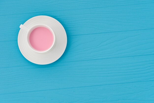 mleko truskawkowe miejsca na niebieskim tle pastelowych
