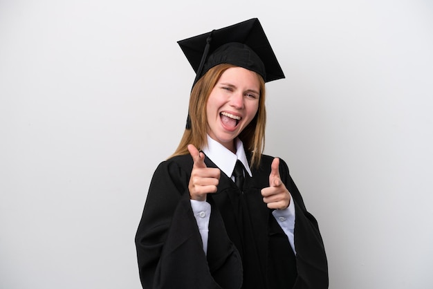 Młoda absolwentka uniwersytetu Angielka na białym tle wskazująca na przód i uśmiechnięta