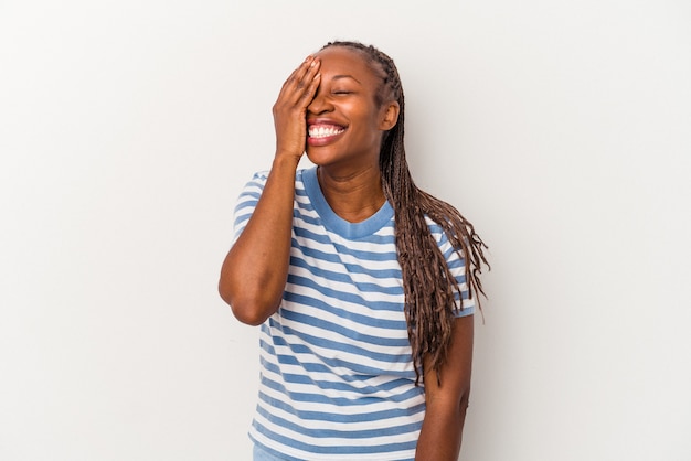 Młoda african american kobieta na białym tle śmiejąc się szczęśliwa, beztroska, naturalna emocja.