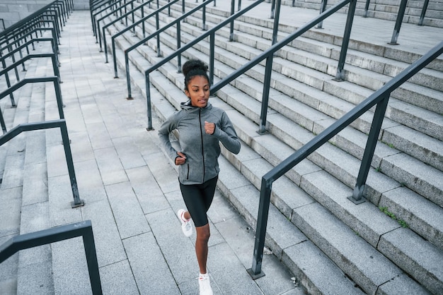 Młoda Afroamerykanka W Sportowych Ubraniach Ma Trening Na świeżym Powietrzu W Ciągu Dnia