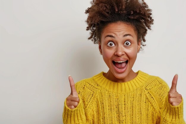 Młoda Afroamerykanka w żółtym swetrze podekscytowana promującą niesamowitą ofertę