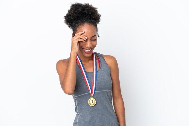 Młoda Afroamerykanka z medalami na białym tle śmiejąca się