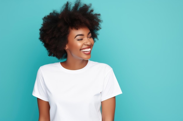 Młoda afroamerykańska kobieta uśmiechająca się i nosząca białą koszulkę na turkusowym tle