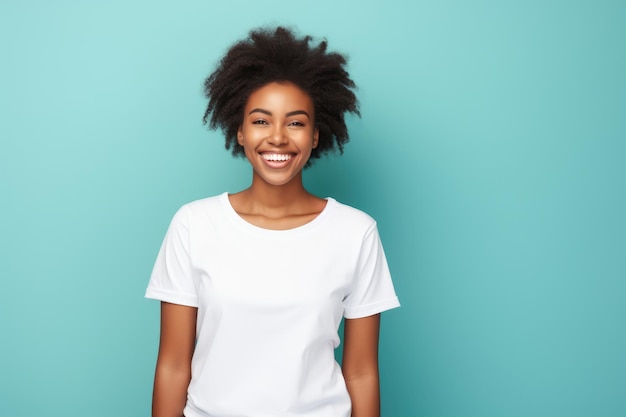 Młoda afroamerykańska kobieta uśmiechająca się i nosząca białą koszulkę na turkusowym tle