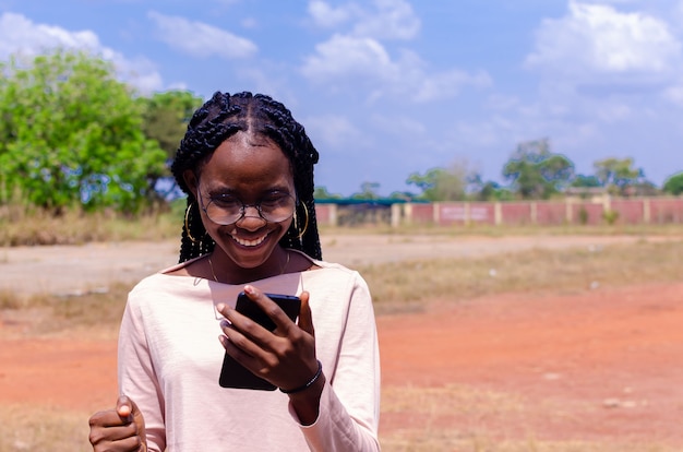 Młoda Afrykańska Dama Stojąca Na Wsi Szczęśliwie Obsługująca Swój Telefon