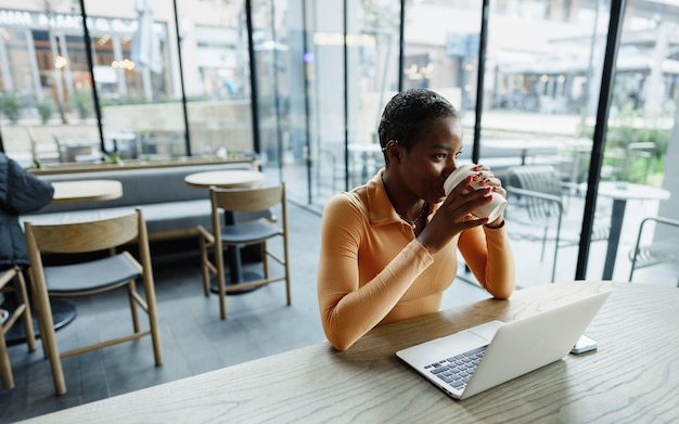 Młoda Afrykańska Freelancerka Pracująca Na Laptopie Siedząc W Coworkingu