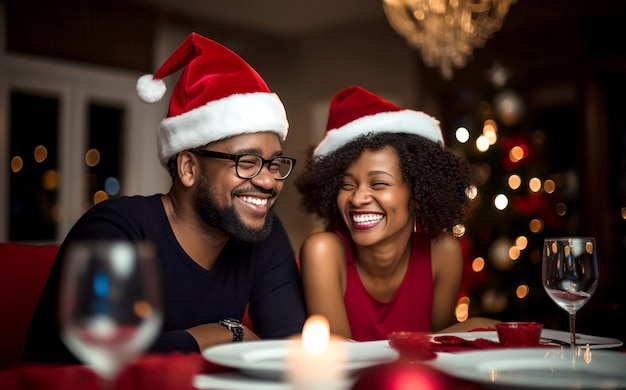 Młoda afrykańsko-amerykańska para w kapeluszach Mikołaja śmieje się i cieszy się świąteczną kolacją w swoim przytulnym domu z światłami bokeh w tle koncepcja świąt Bożego Narodzenia i Nowego Roku
