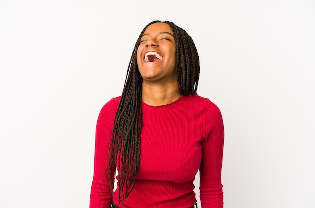 Młoda amerykanin afrykańskiego pochodzenia kobieta odizolowywał zrelaksowanego i szczęśliwego śmiać się, szyja rozciągał pokazywać zęby.