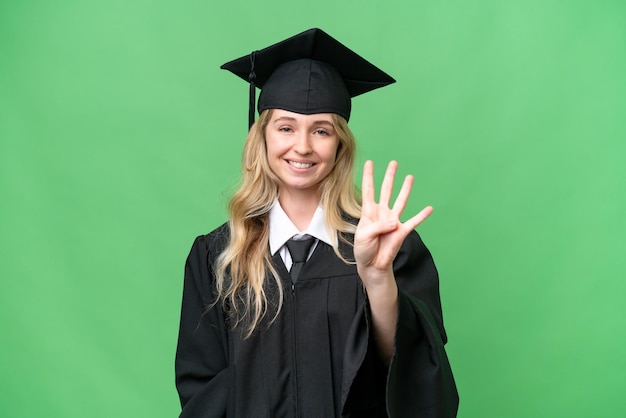 Młoda angielska absolwentka uniwersytetu na odizolowanym tle szczęśliwa i licząca cztery palcami