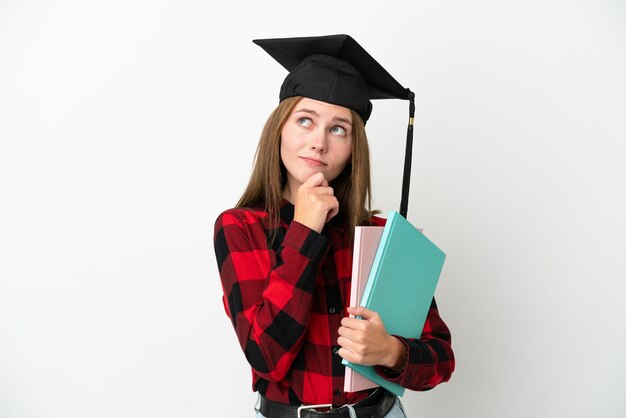 Młoda angielska studentka na białym tle i patrząc w górę