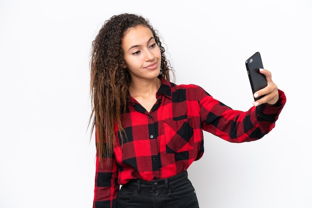 Młoda Arabska kobieta odizolowywająca na białym tle robi selfie