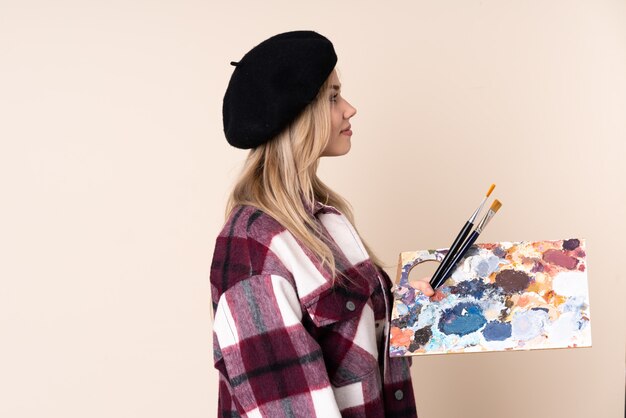 Młoda artysta dziewczyna trzyma paletę nad odosobnionym