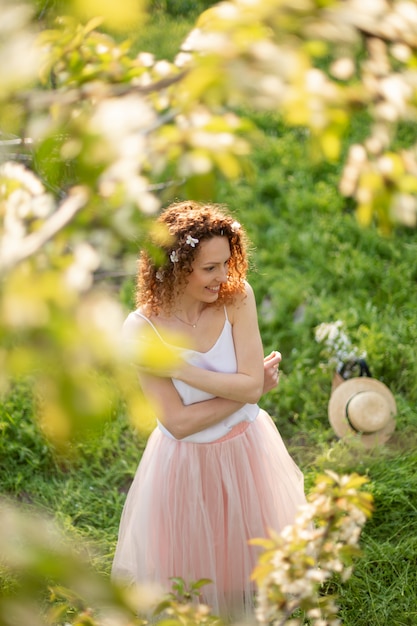 Młoda atrakcyjna dziewczyna chodzi w wiosny zieleni parku cieszy się kwitnącą naturę. Zdrowa uśmiechnięta dziewczyna wiruje na wiosna trawniku. Alergia bez