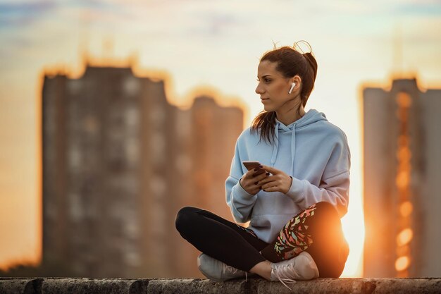 Młoda atrakcyjna kobieta fitness