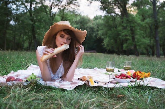 Młoda atrakcyjna kobieta na pikniku w parku miejskim