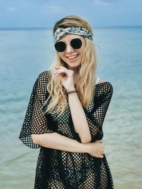 Młoda atrakcyjna kobieta w kapeluszu i szkłach na brzeg błękitny morze cieszy się, Tajlandia