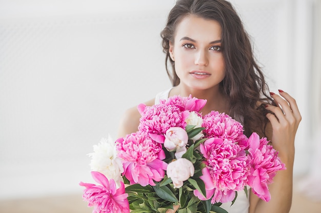 Młoda atrakcyjna kobieta z kwiatami