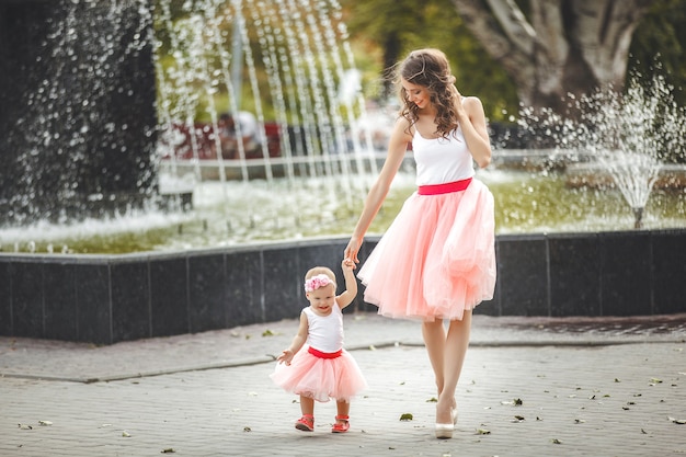 Młoda Atrakcyjna Matka Z Jej Małą Córeczką Na Zewnątrz. Mama I Córka.