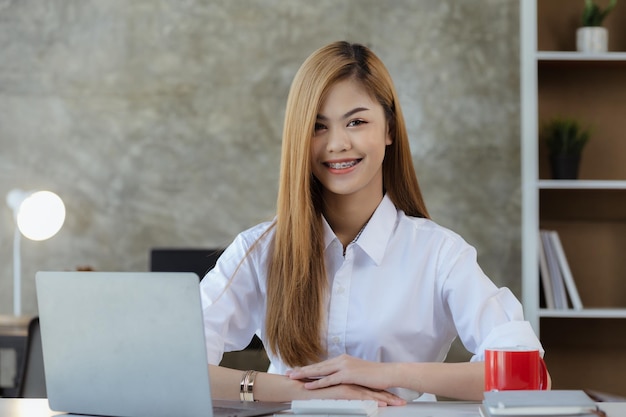 Młoda Azjatka, która założyła firmę jest młodą przedsiębiorczynią, która jest energiczna w prowadzeniu firmy startupowej prowadzącej biznes z polityką nowej generacji zarządzania kobietami-liderkami
