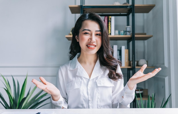 Młoda azjatycka bizneswoman pracująca w biurze