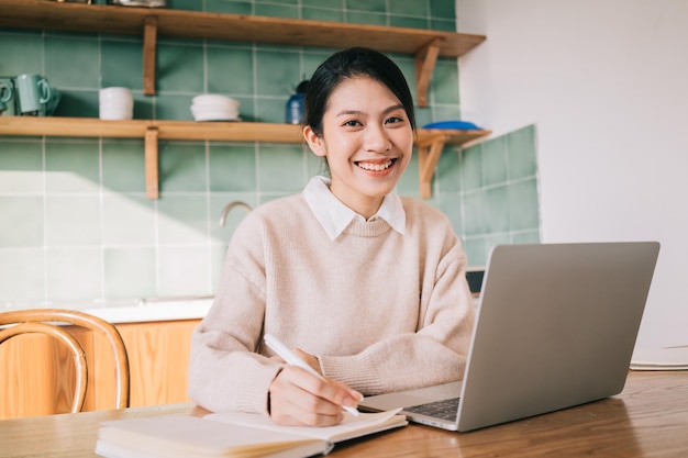 Młoda azjatycka bizneswoman pracuje w domu