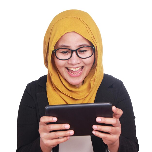 Młoda azjatycka bizneswoman w garniturze i hidżabie z uśmiechniętym wyrazem twarzy