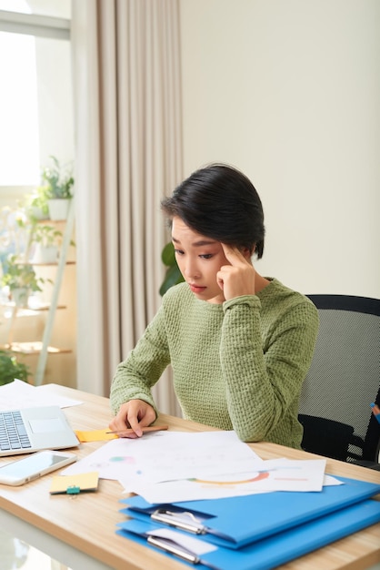 Młoda azjatycka bizneswoman zmęczona pracą w biurze