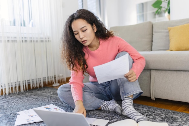 Młoda Azjatycka Freelancerka Pracująca Na Netbooku Na Podłodze W Wygodnym Domu Piękna Młoda Kobieta Biznesu Pracująca Na Laptopiefreelancer łączący Się Z Internetem