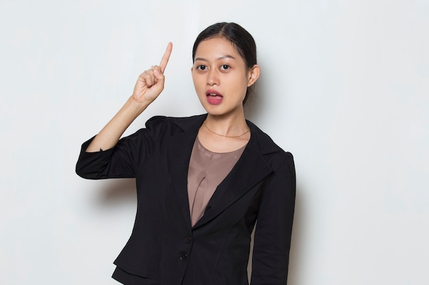 Młoda azjatycka kobieta biznesu myśli o pomyśle na białym tle