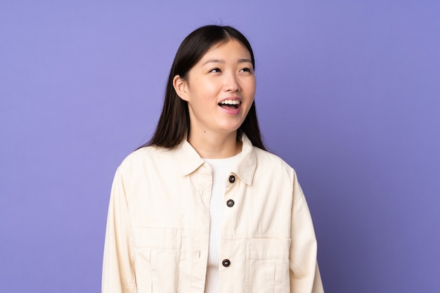 Młoda azjatycka kobieta na białym tle śmiejąc się