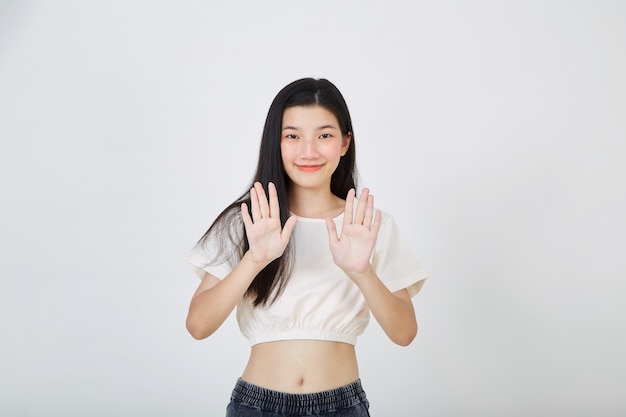 Młoda azjatycka kobieta pokazująca gest zatrzymania dwóch rąk