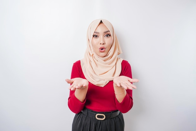 Młoda azjatycka kobieta ubrana w hidżab przedstawiająca pomysł, uśmiechająca się na odizolowanym białym tle