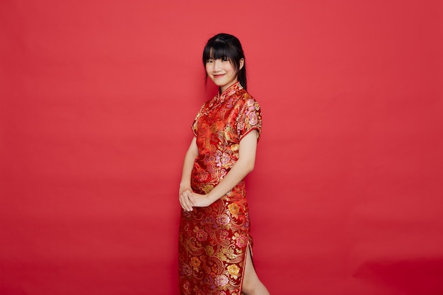 Młoda Azjatycka kobieta ubrana w tradycyjne cheongsam