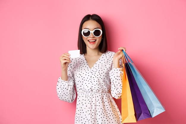 Młoda Azjatycka Kobieta W Okularach Przeciwsłonecznych Robi Zakupy