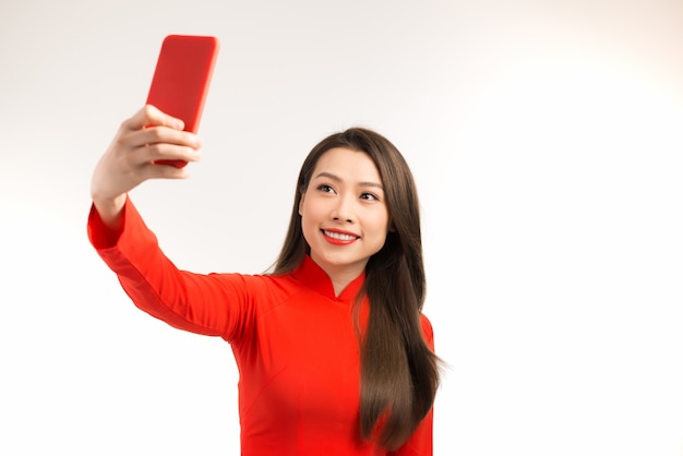 Młoda azjatycka kobieta za pomocą smartfona w księżycowym nowym roku