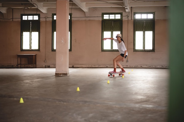 Młoda Azjatycka Nastolatka Gra Na Deskorolce Miejski Sport Szczęśliwy I Zabawny Styl życia Z Deskorolką