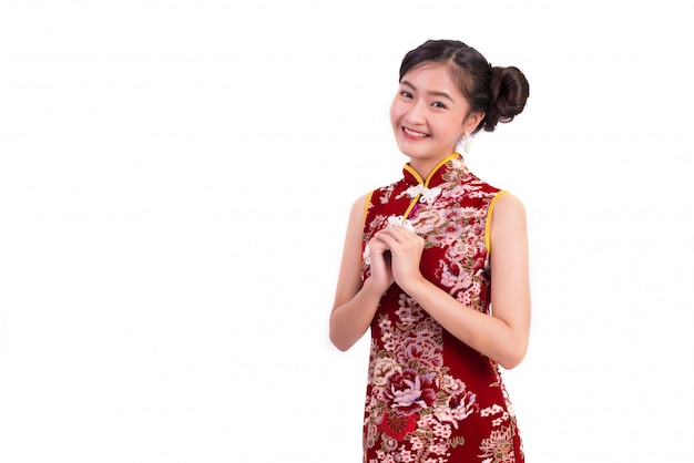 Młoda Azjatycka piękno kobieta jest ubranym cheongsam