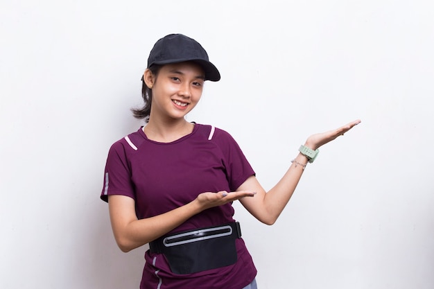 Młoda Azjatycka Sportowa Kobieta Wskazująca Palcem Na Pustej Przestrzeni Na Białym Tle