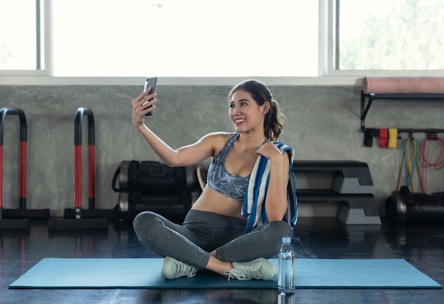 Młoda Azjatykcia Atrakcyjna Uśmiechnięta Aktywna Sprawność Fizyczna W Gym I Brać Selfie.