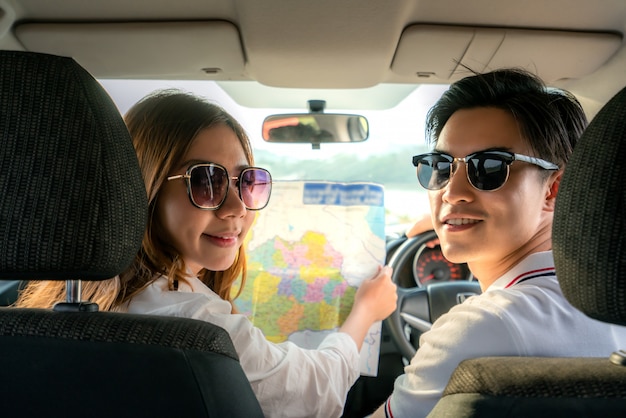 Młoda azjatykcia para używa mapę w samochodzie