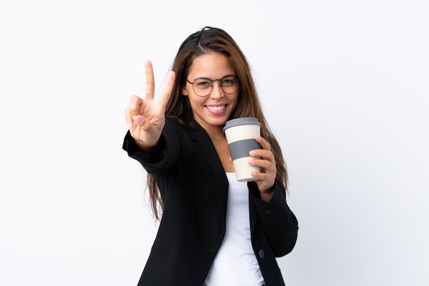 Młoda biznesowa Brazylijska dziewczyna trzyma kawę zabrać