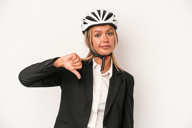 Młoda biznesowa kaukaska kobieta nosi kask rowerowy na białym tle pokazując gest niechęci, kciuk w dół. Koncepcja niezgody.