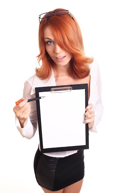 Młoda biznesowa kobieta trzyma pustą białą tablicę